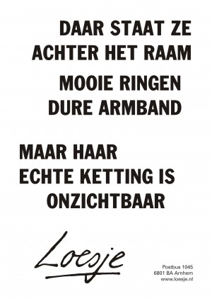 Daar staat ze achter het raam mooie ringen dure armband maar haar echte ketting is onzichtbaar