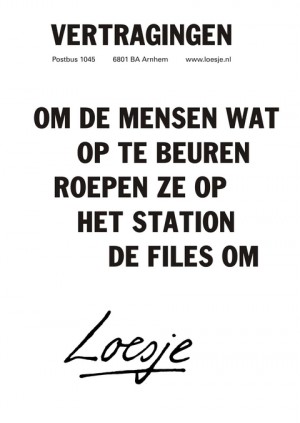 Vertragingen. Om de mensen wat op te beuren roepen ze op het station de files om.