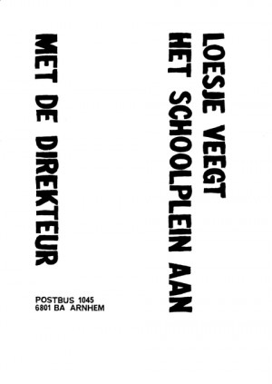 Loesje veegt het schoolplein aan met de direkteur