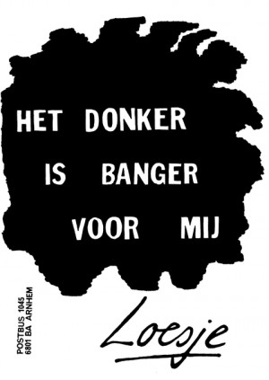 Het donker is banger voor mij [witte letters in zwarte vlek]