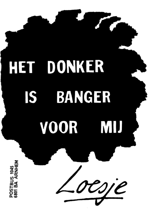 Het donker is banger voor mij [witte letters in zwarte vlek]