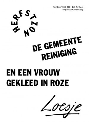 Herfstzon de gemeentereiniging en een vrouw gekleed in roze