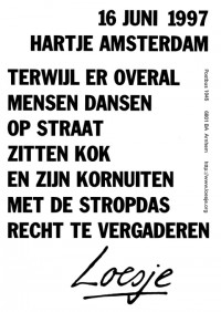 16 juni 1997 hartje Amsterdam terwijl er overal mensen staan te dansen op straat zitten Kok en zijn kornuiten met de stropdas recht te vergaderen