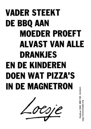 Vader steekt de bbq aan moeder proeft alvast van alle drankjes en de kinderen doen wat pizza’s in de magnetron