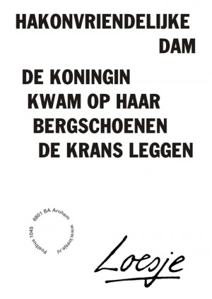 Hakonvriendelijke dam de koningin kwam op haar bergschoenen de krans leggen
