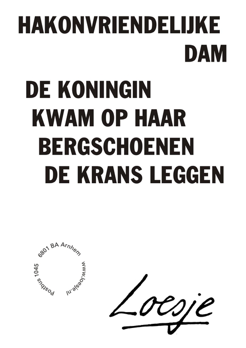 Hakonvriendelijke dam de koningin kwam op haar bergschoenen de krans leggen