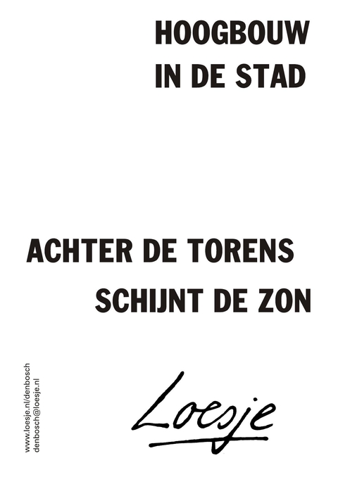 Hoogbouw in de stad achter de torens schijnt de zon