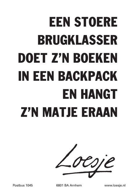 een stoere brugklasser doet z’n boeken in een backpack en hangt z’n matje eraan