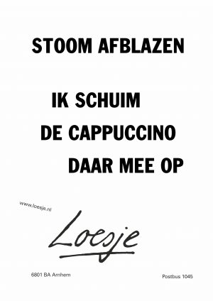 Stoom afblazen ik schuim daar de cappuccino mee op