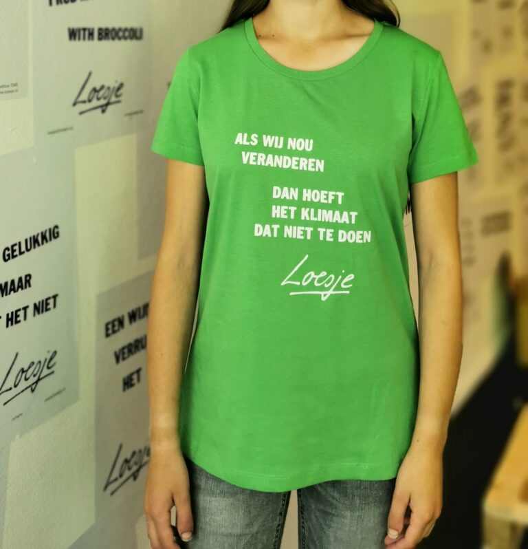 Wit T-shirt op een foto met een transparante achtergrond · Creative Fabrica
