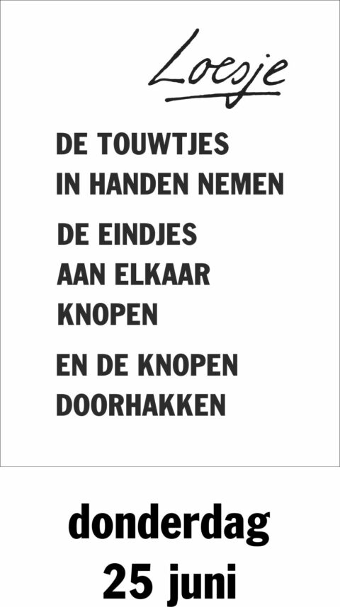 De touwtjes in handen nemen de eindjes aan elkaar knopen en de knopen doorhakken