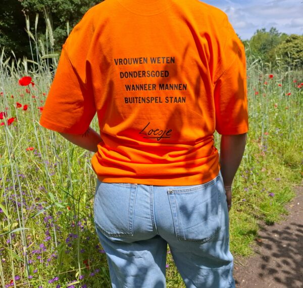 Loesje T-shirt - vrouwen weten dondersgoed wanneer mannen buitenspel staan - achterkant