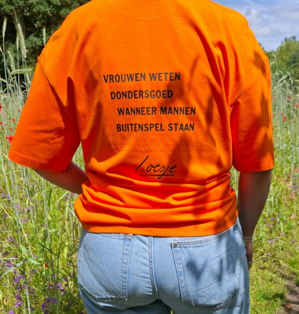 Loesje T-shirt - vrouwen weten dondersgoed wanneer mannen buitenspel staan - achterkant