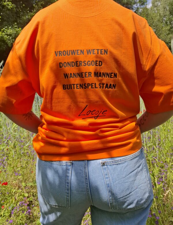 Loesje T-shirt - vrouwen weten dondersgoed wanneer mannen buitenspel staan - achterkant