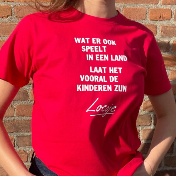 Loesje T-shirt - Wat er ook speelt in een land laat het vooral de kinderen zijn