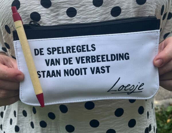 Loesje etui - de spelregels van de verbeelding staan nooit vast