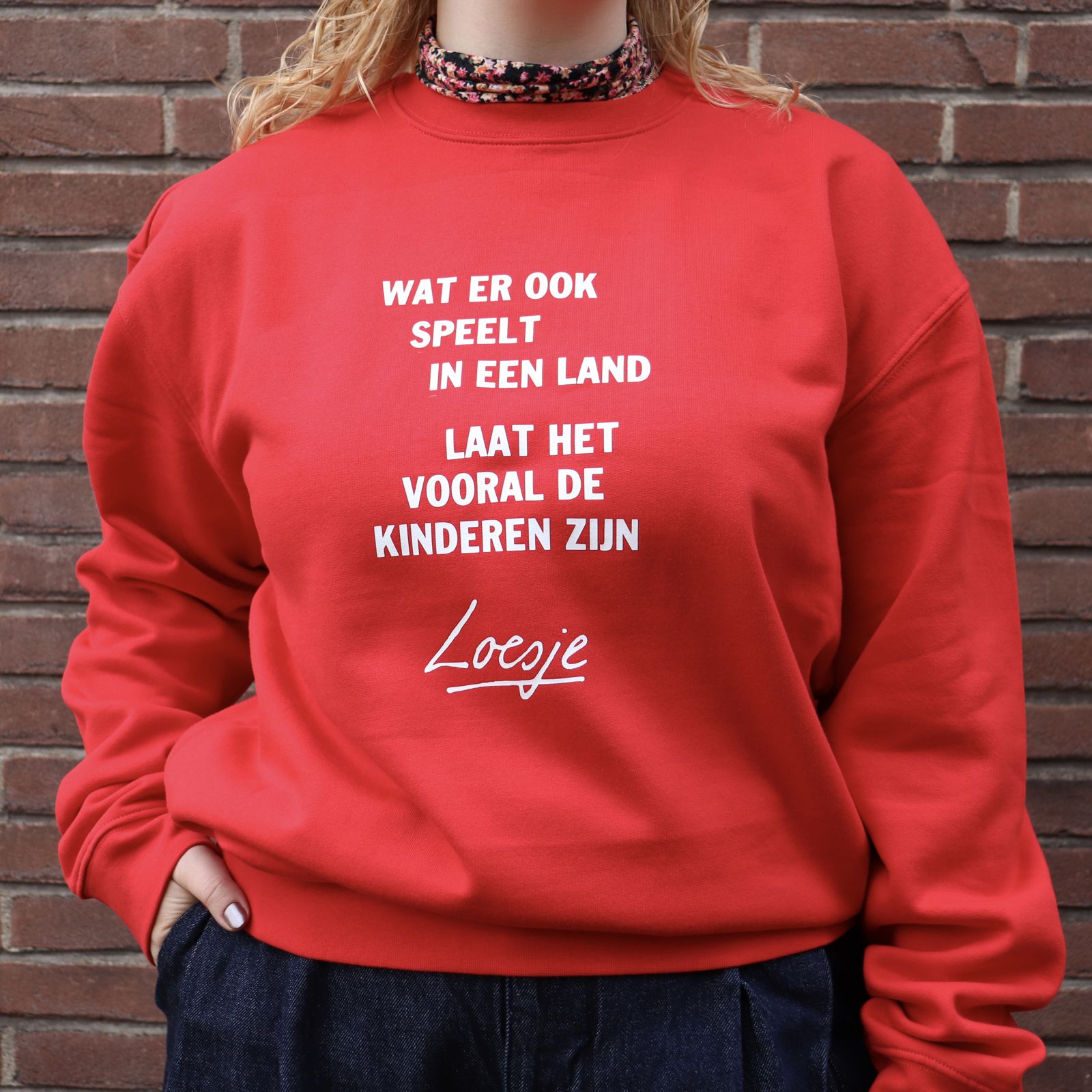 Rode sweater – Wat er ook speelt in een land laat het vooral de kinderen zijn