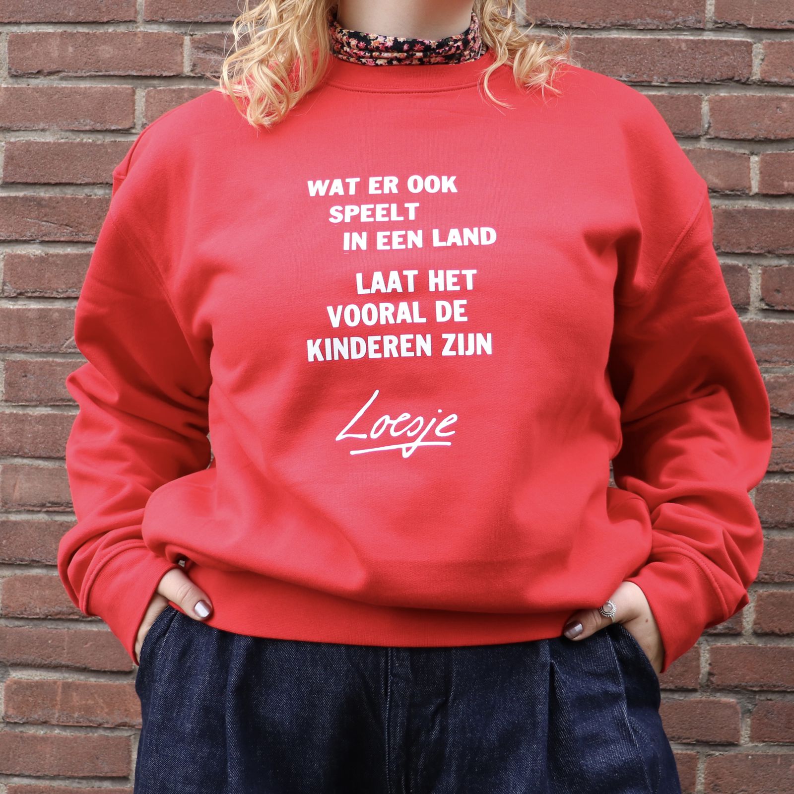 Loesje sweater - wat er ook speelt in een land laat het vooral de kinderen zijn